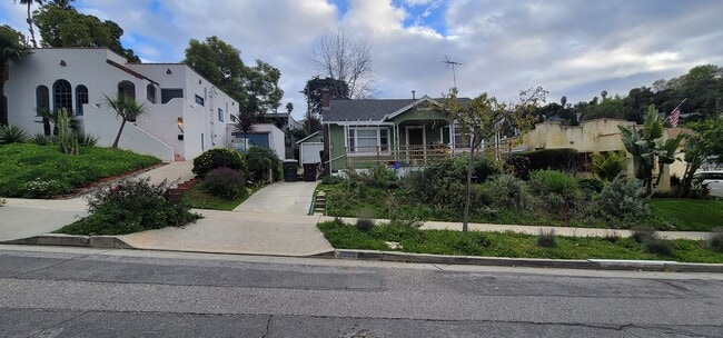 Building Photo - Glendale Awaits You