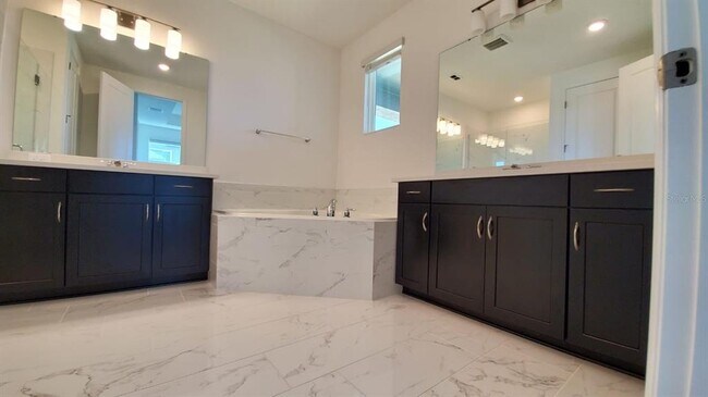 Building Photo - 9918 Summerlake Groves St