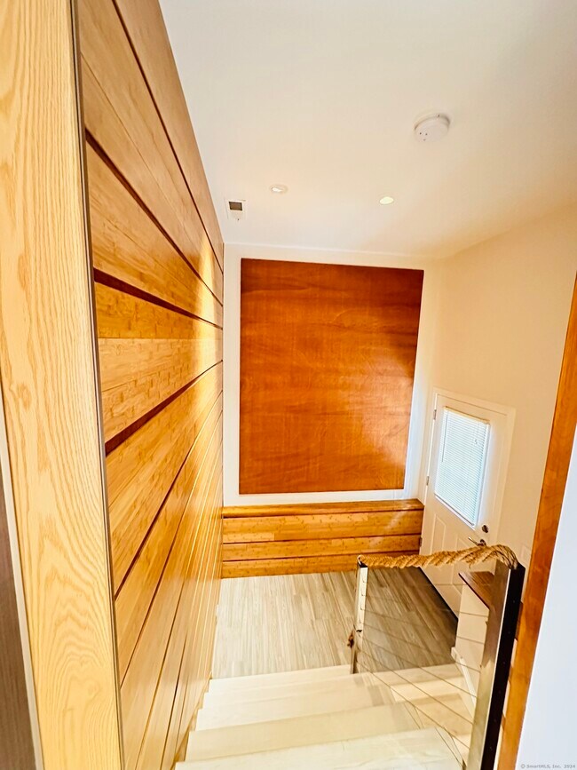 Building Photo - 7 Elm St