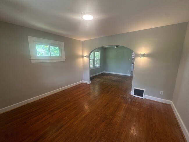 Building Photo - 2227 E Riverside Dr
