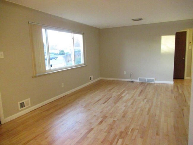 Building Photo - Fabulous Lakewood/Denver 3 bed/1 bath/1 ca...