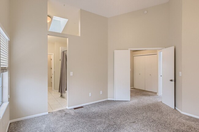 Building Photo - 3 Bedroom 3 Bath in Littleton next to horseshoe park!!
