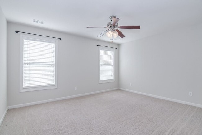 Building Photo - 3 Bedroom 2.5 Bath Townhouse