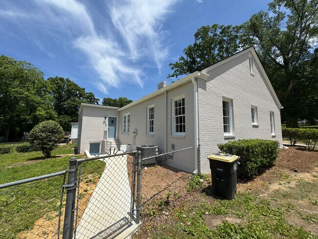 Building Photo - Renovated 3/2.5 House with bonus room in South Rome- $1,795