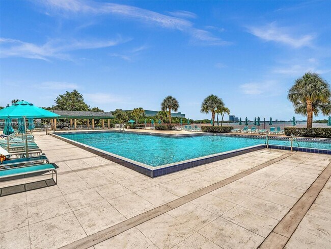 Building Photo - 300 Bayview Dr