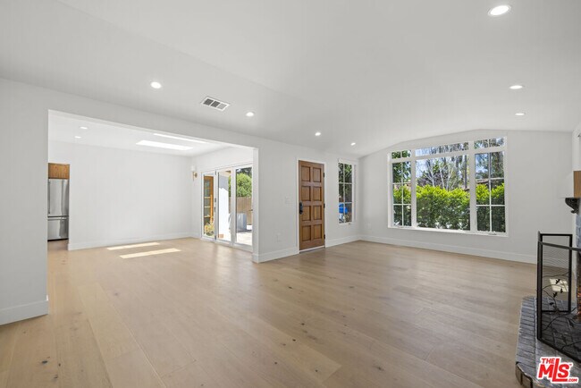 Building Photo - 11151 Hortense St