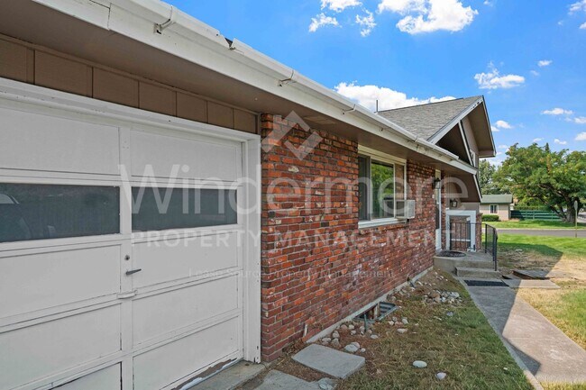 Building Photo - 906 S McDonald Rd