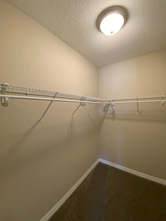 Building Photo - Desirable SW Ocala Neighborhood- 3/2/2 **WON"T LAST**