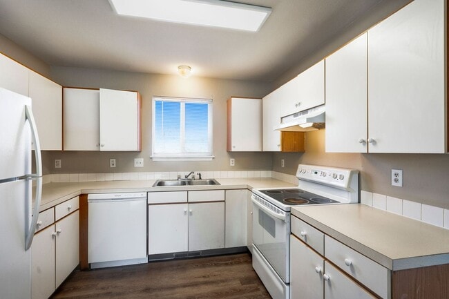 Building Photo - Updated 5 Bed 2 Bath House Near Old Town!