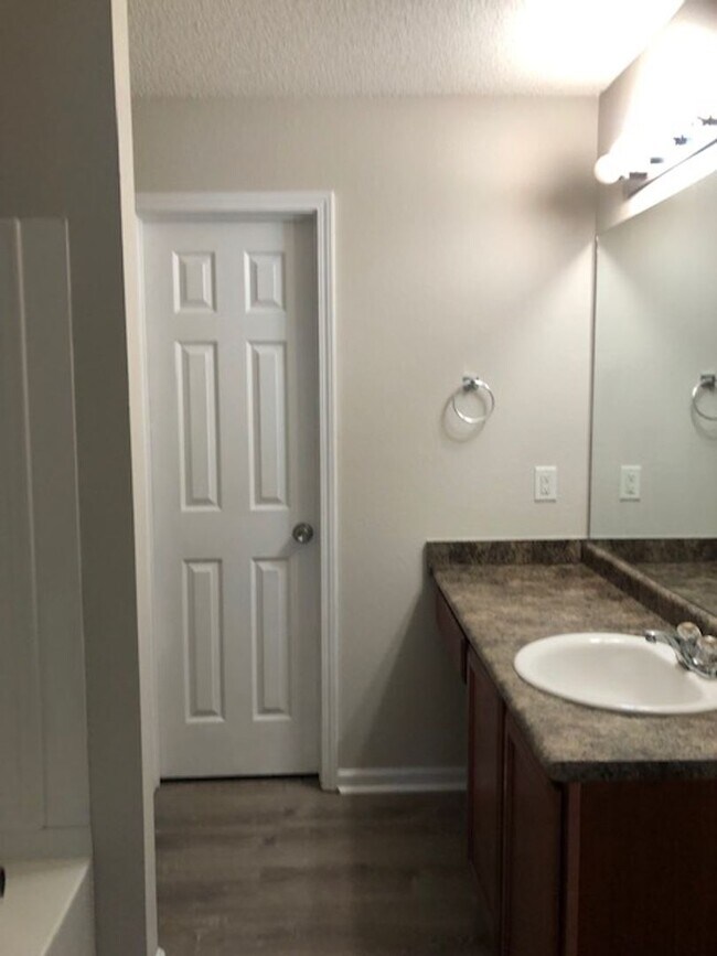 Building Photo - Nice home