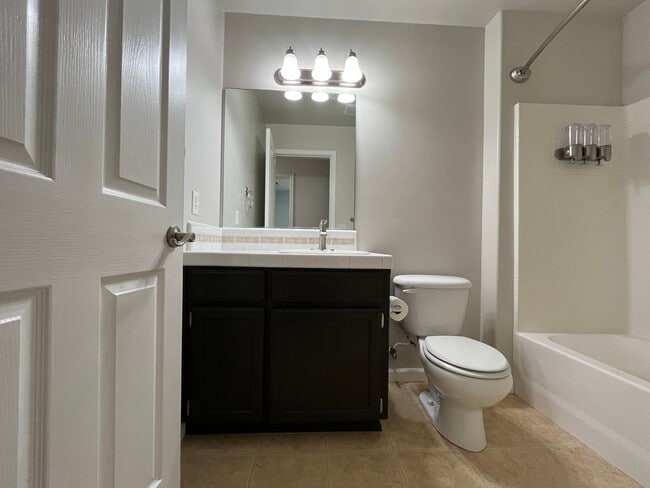 Building Photo - Paso Robles Townhouse, close to downtown!