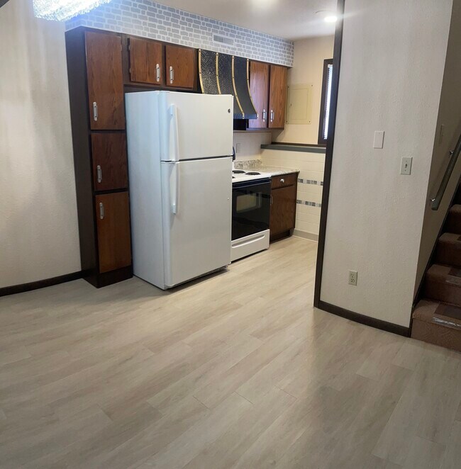 Building Photo - 1420 W South Park Ave