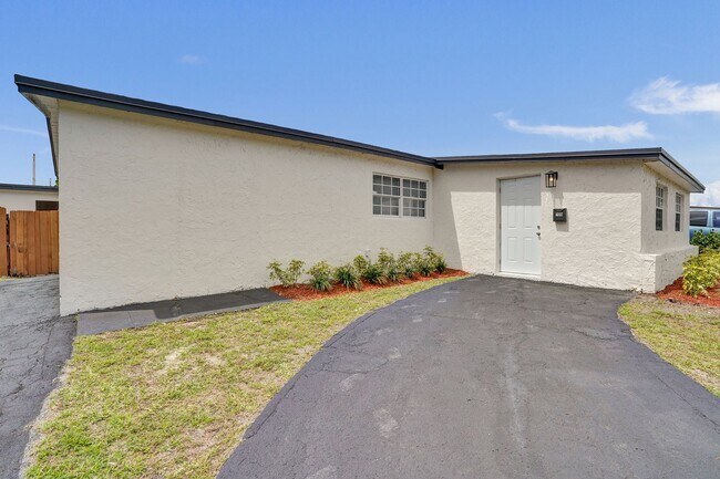Building Photo - 4BR Corner Home (4th from FL Room) | No HOA | Large Fenced Yard | Move-In Ready