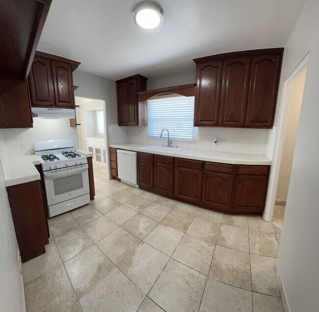 Building Photo - LARGE 1 BEDROOM 1 BATH UPSTAIRS UNIT READY...
