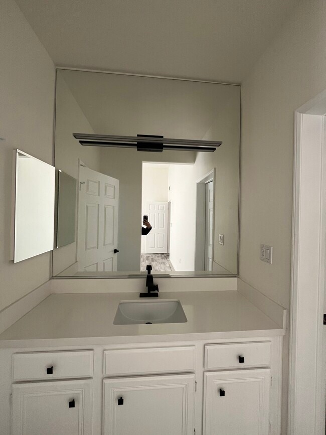 Building Photo - 5260 Premiere Hls Dr