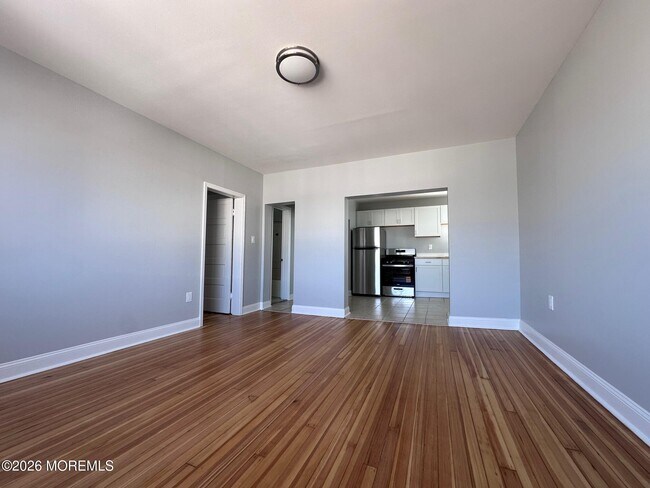 Building Photo - 404 Main St