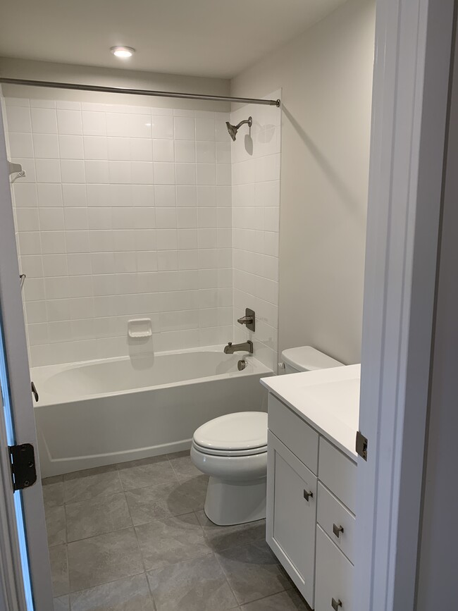 1st Floor full bath - 517 E Union St