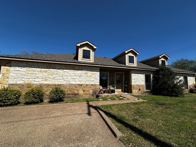 Building Photo - 5 Bedroom Near Campus