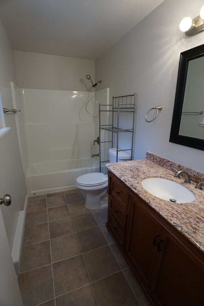 Building Photo - Charming 3 Bed, 2 Bath Rental in Morrison/...