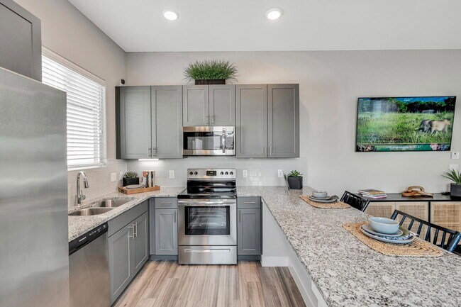 Building Photo - 5553 Lockhart Ln