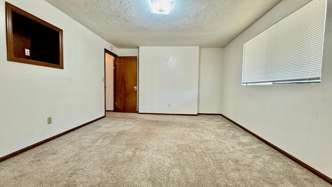 Building Photo - Two Bedroom Townhome with AC, Garage & Ful...