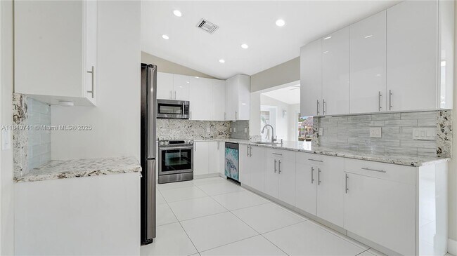 Building Photo - 1412 NE 53rd Ct