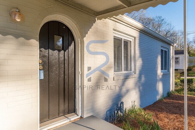 Building Photo - Move in before December 31st and choose your reward: a $250 Amazon Gift Card or a 55" Smart TV!