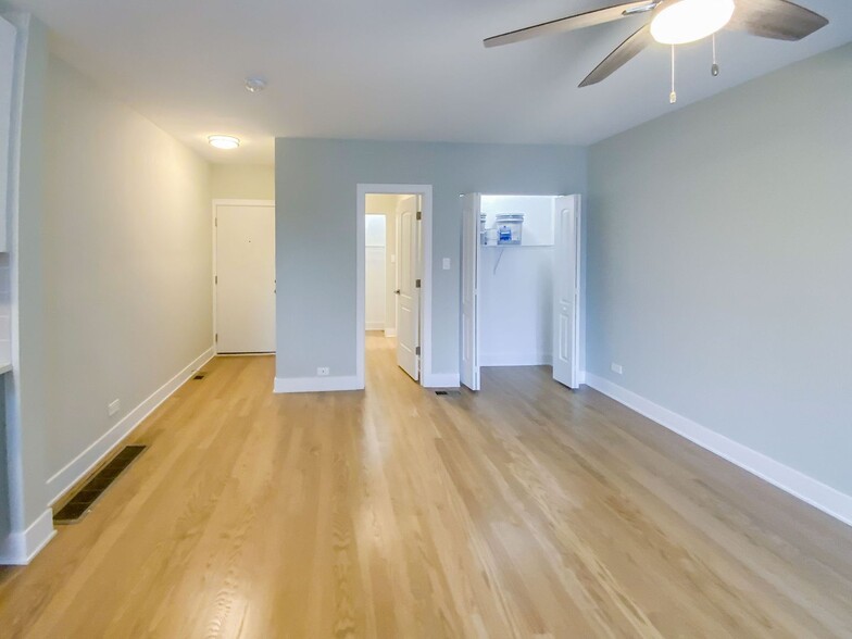 Building Photo - 3620 N Marshfield Ave