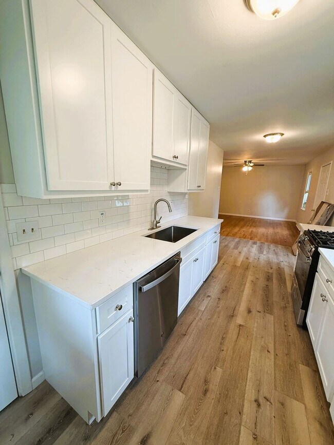 Building Photo - Fully Rehabbed 3 bedroom, 1 bathroom Renta...
