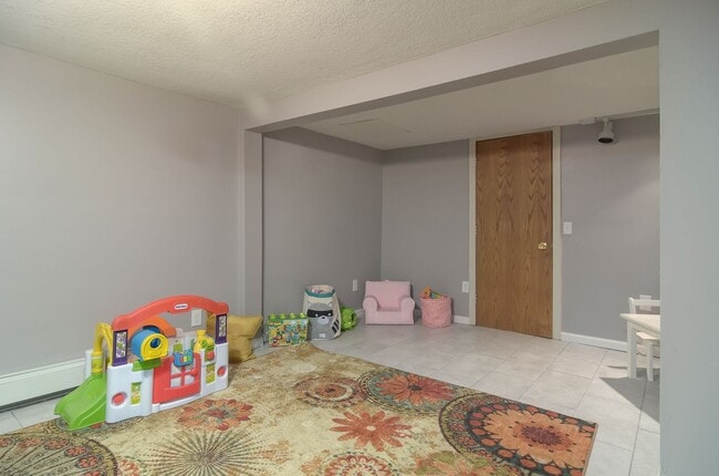 Building Photo - Nice Updated 3br/3ba In Wayzata (1 car garage)