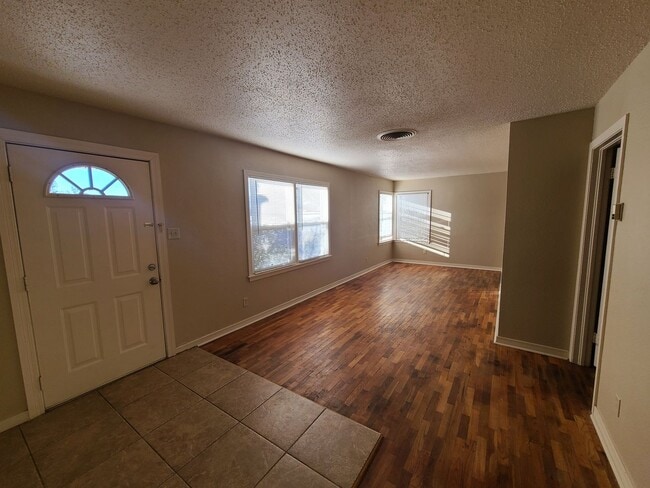 Building Photo - Great spacious 3 bedroom 2 bath in Wolflin!