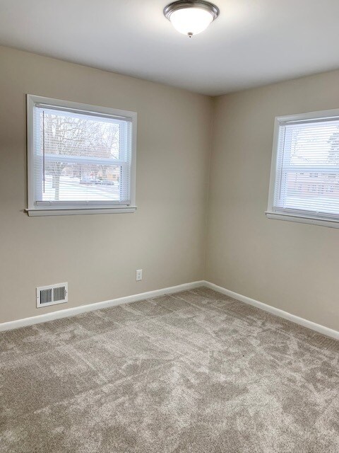 Building Photo - 240 W Laflin Ave