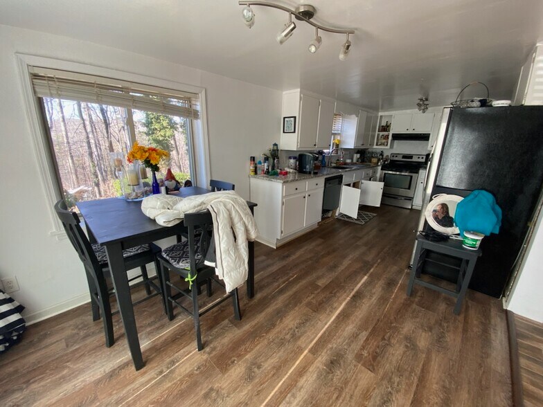 Building Photo - 8780 Bay Dr