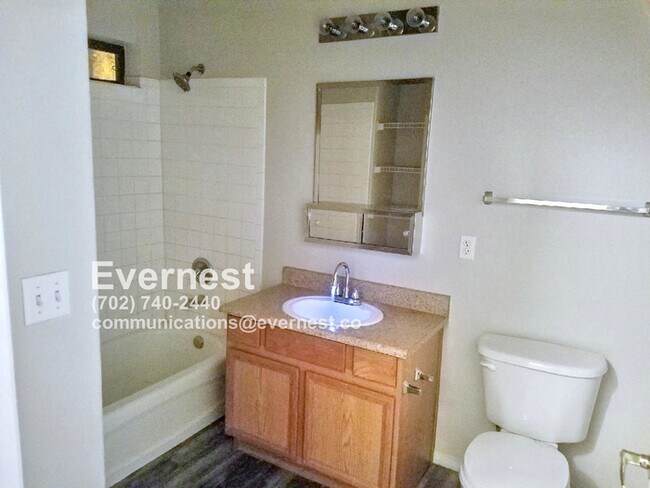 Building Photo - Charming 2-Bedroom Home with Modern Applia...