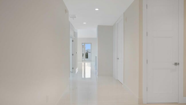 Building Photo - 155 E Boca Raton Rd