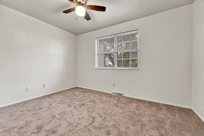 Building Photo - $2,495 - 3 Bed, 2 Bath Home in Aurora with...