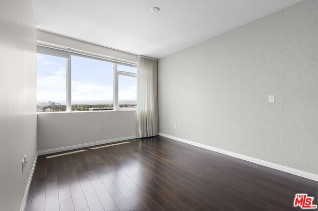 Building Photo - 3785 Wilshire Blvd