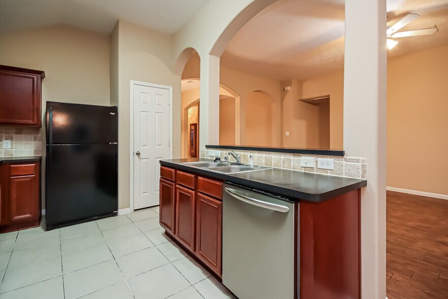 Building Photo - 3211 Quail Run Dr