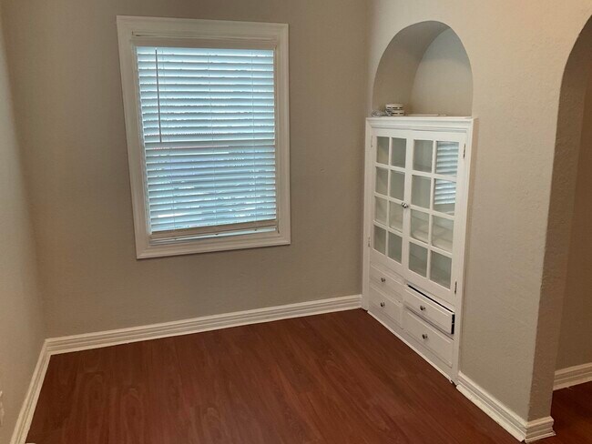 Building Photo - 618 W 7th St