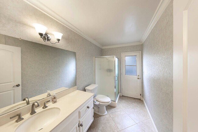 Building Photo - 4 bed 3 bath POOL on HUGE Lot!