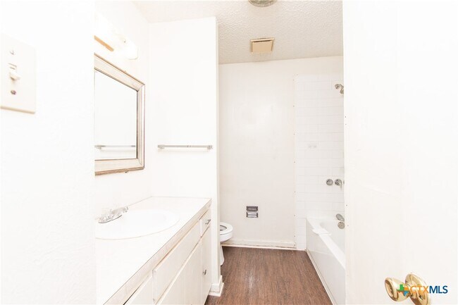 Building Photo - 507 E Beeline Ln