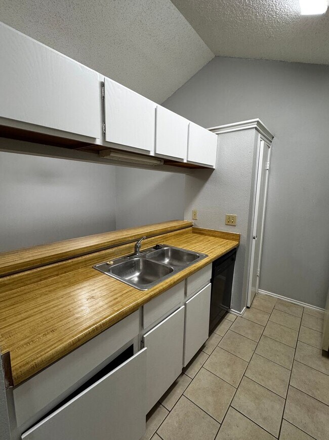 Building Photo - 14414 Watermill