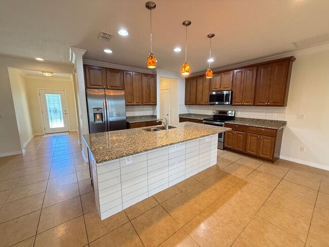 Building Photo - Spacious Groveland Home