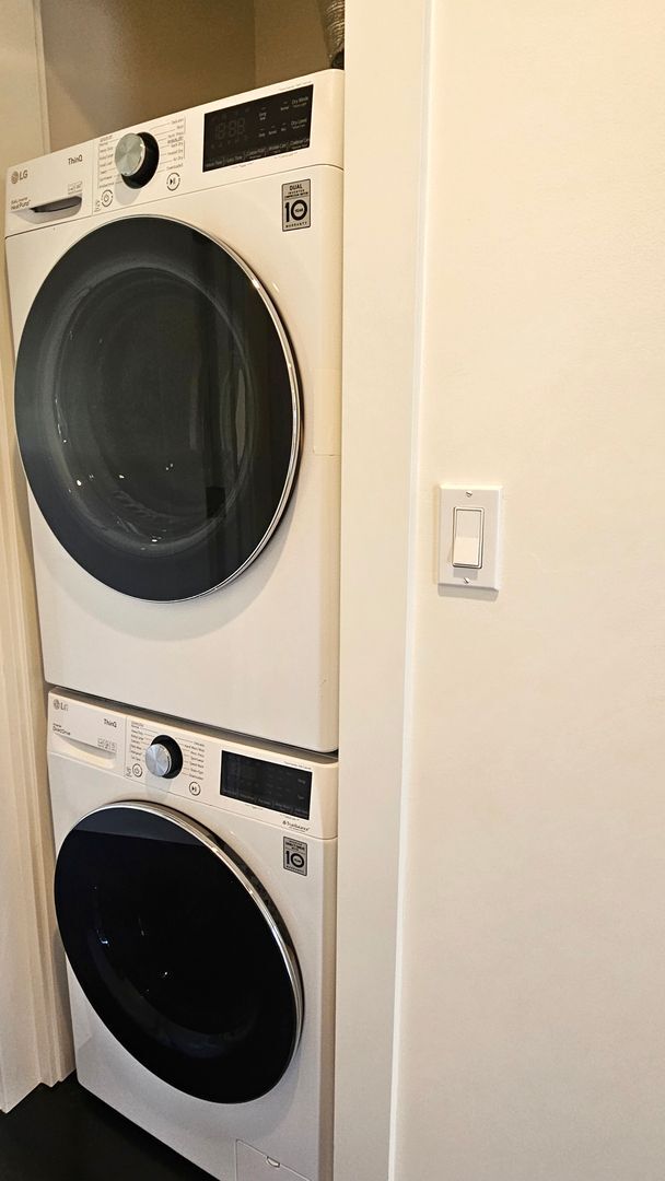 Building Photo - 3 Bed, 2 Bath Apartment Newly Remodel in P...