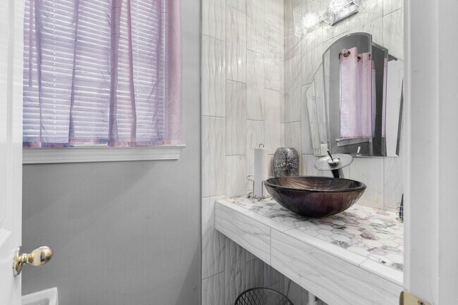 Building Photo - 7911 Pinefrost Ln