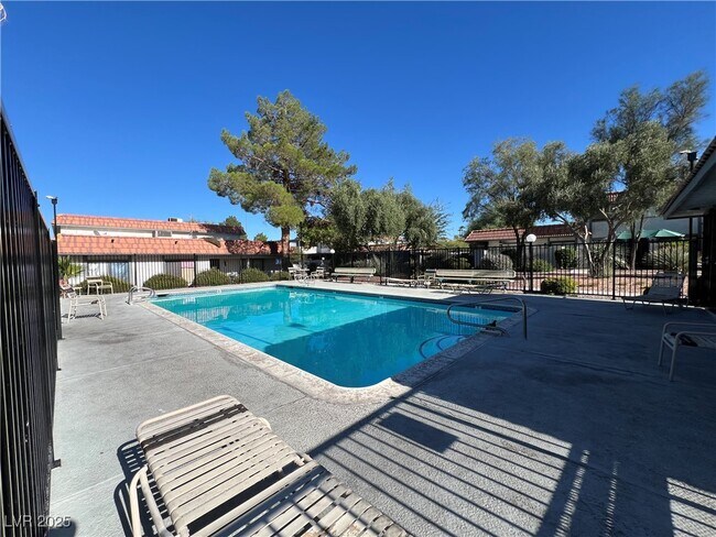 Building Photo - 1009 Willow Tree Dr