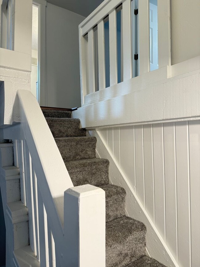 Building Photo - Newly Renovated 3 Bedroom 1.5 Bathroom Hom...