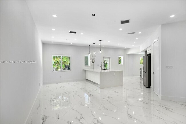 Building Photo - 711 Sunset Dr