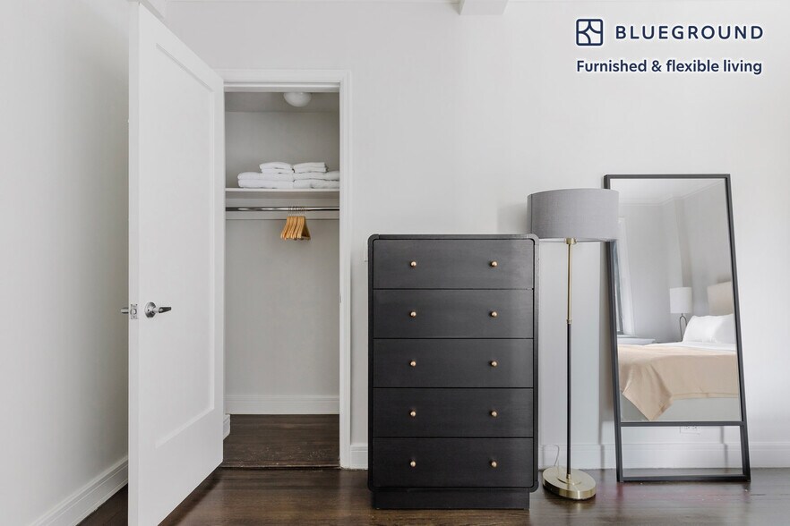 Building Photo - 210 W 70th St