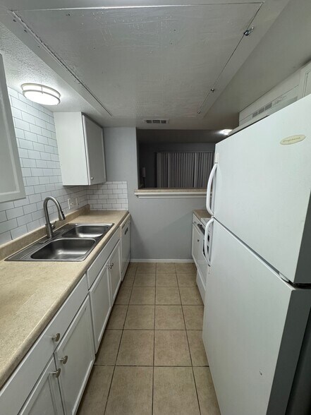Building Photo - 7152 Fair Oaks Ave
